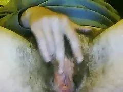 Chlupatý kočička dívka masturbuje 2