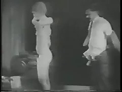 Nadržená holka prsty její kundička v černé a bílé porno