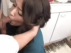 Bruneta s límcem dostane její klitoris, škádlil s hračkami