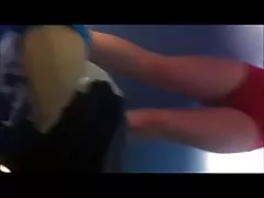 Štítící teen s plnou bush a velké kozy po plavání