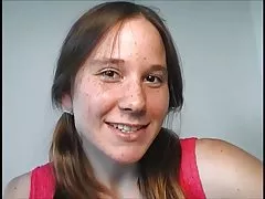 Nádherná chlupatá teen dostane její krémová kočička v prdeli